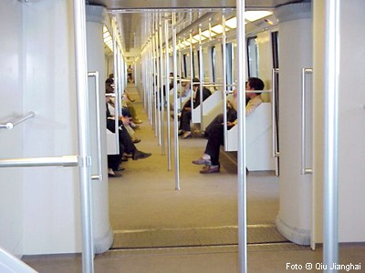 Inside a subway train © Qiu Jianghai